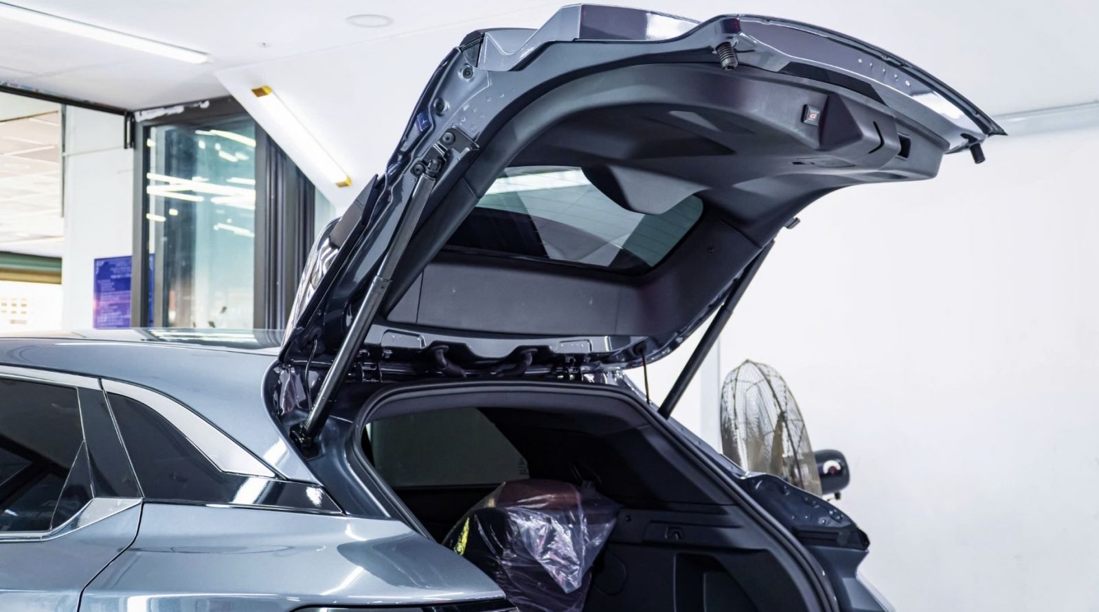 Cốp điện Vinfast VF6- Bấm mở cốp bằng chìa khoá VF6