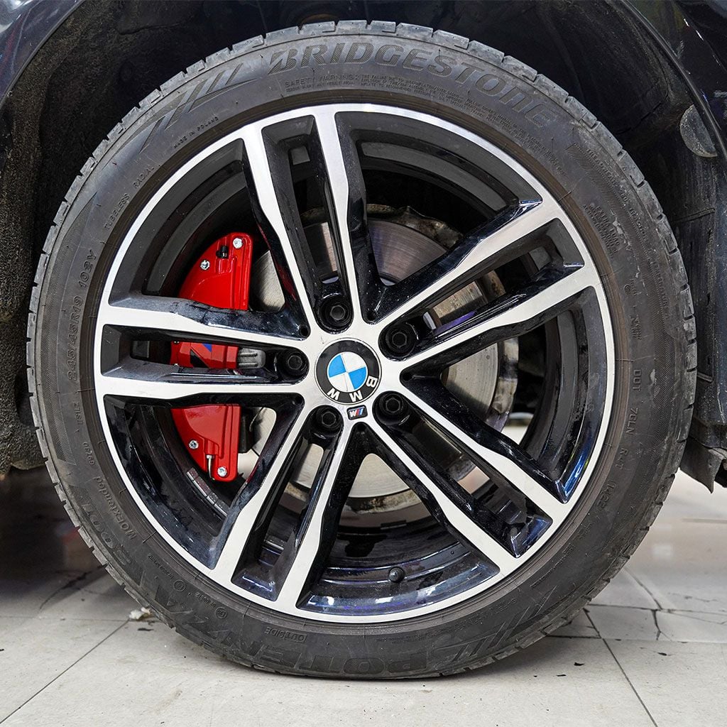Ốp má phanh Brembo BMW 320i hợp kim nhôm, sơn tĩnh điện chống gỉ