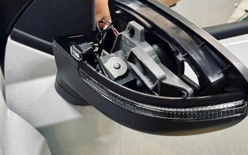 Gương gập điện Vinfast VF6 - Bấm khoá cửa gập gương VF6