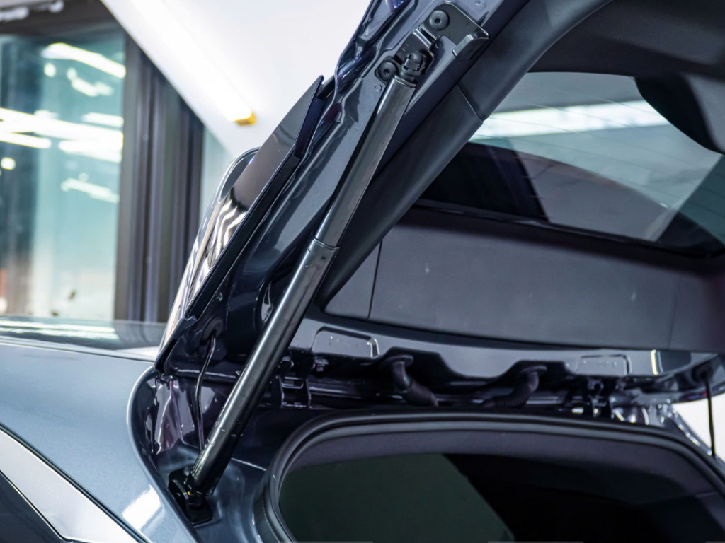 Cốp điện Vinfast Limo Green- Bấm mở cốp bằng chìa khoá Limo Green