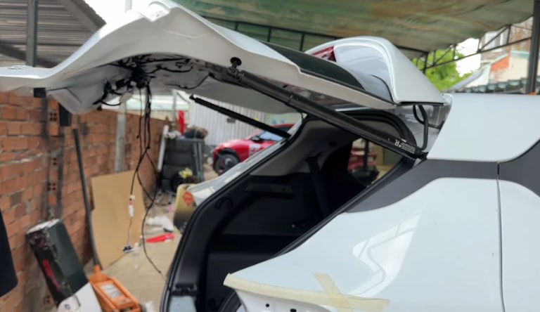 Cốp điện Vinfast VF5- Bấm mở cốp bằng chìa khoá VF5