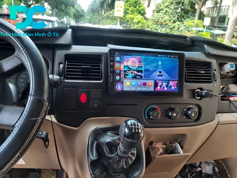 Màn hình ô tô cho xe 16 chỗ Ford Transit được trang bị hệ điều hành Android
