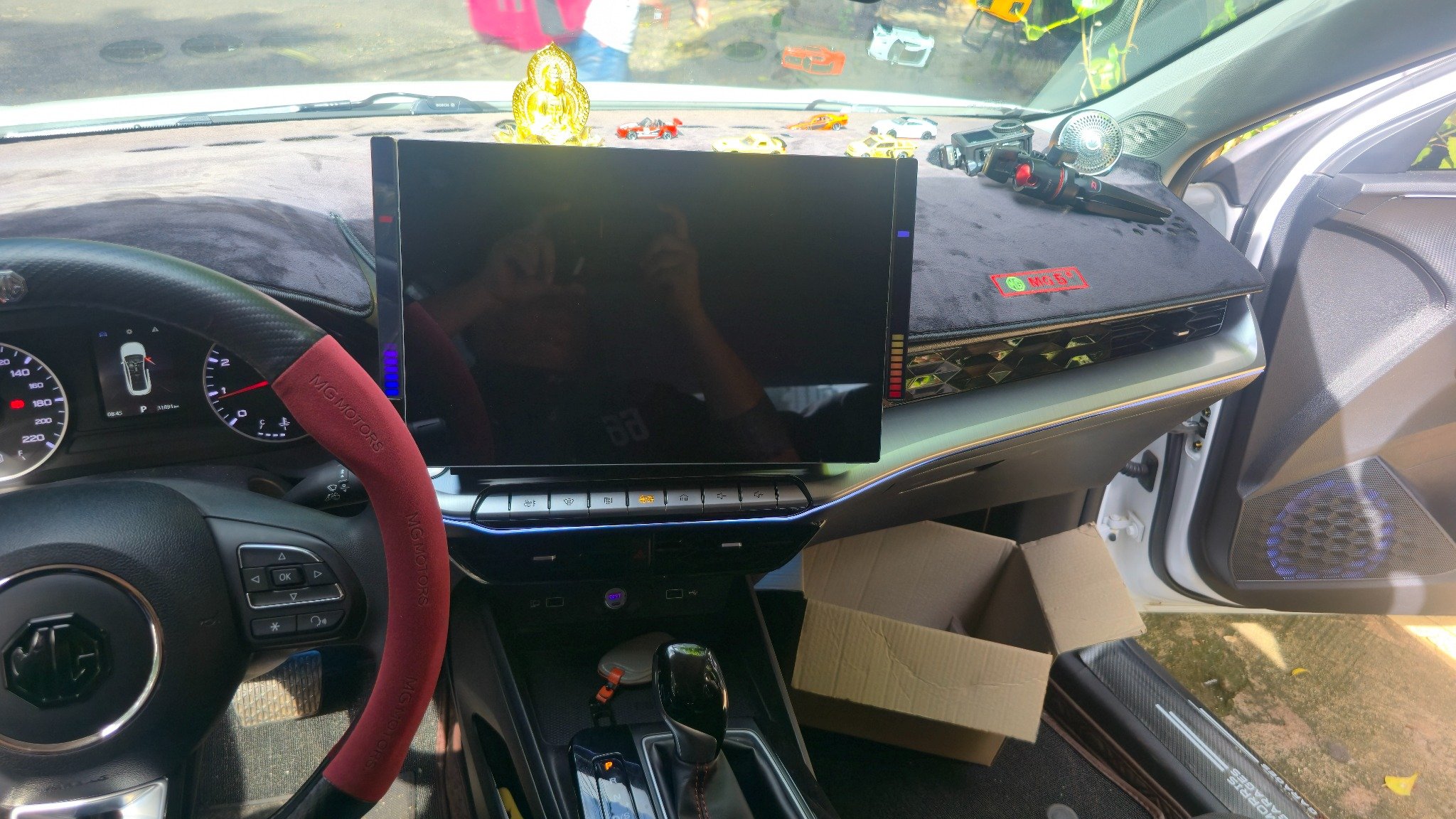 Màn hình Android 16 inch Ultra Car cho xe MG5 – Sang trọng, hiện đại, đa tính năng