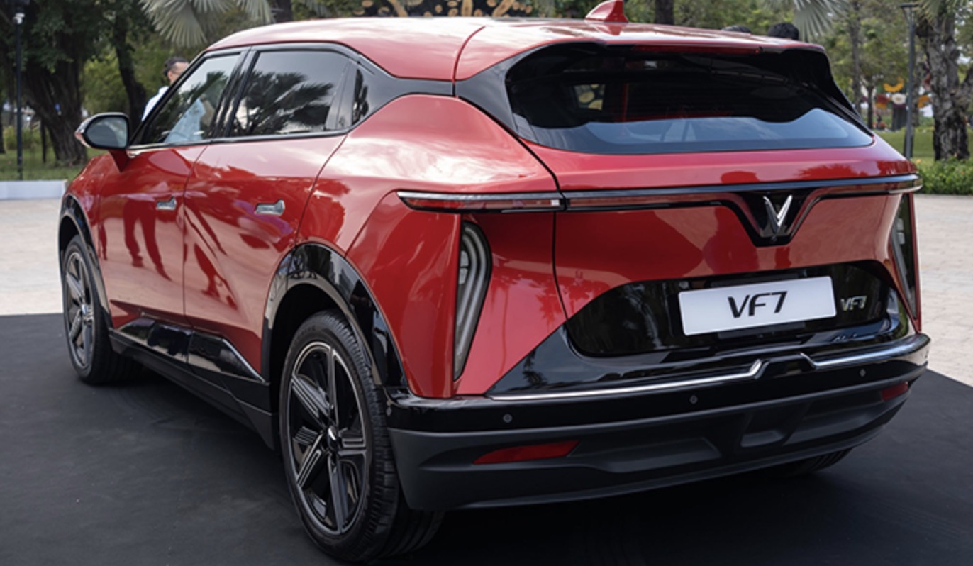 Cốp điện Vinfast VF7- Bấm mở cốp bằng chìa khoá VF7